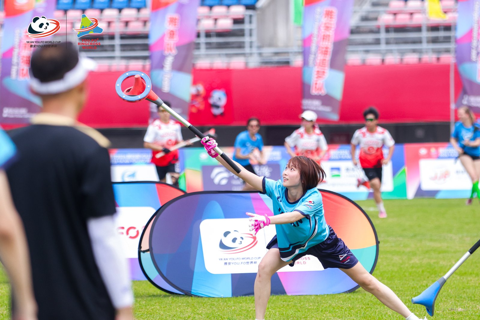 国際大会でリングをキャッチする日本代表選手