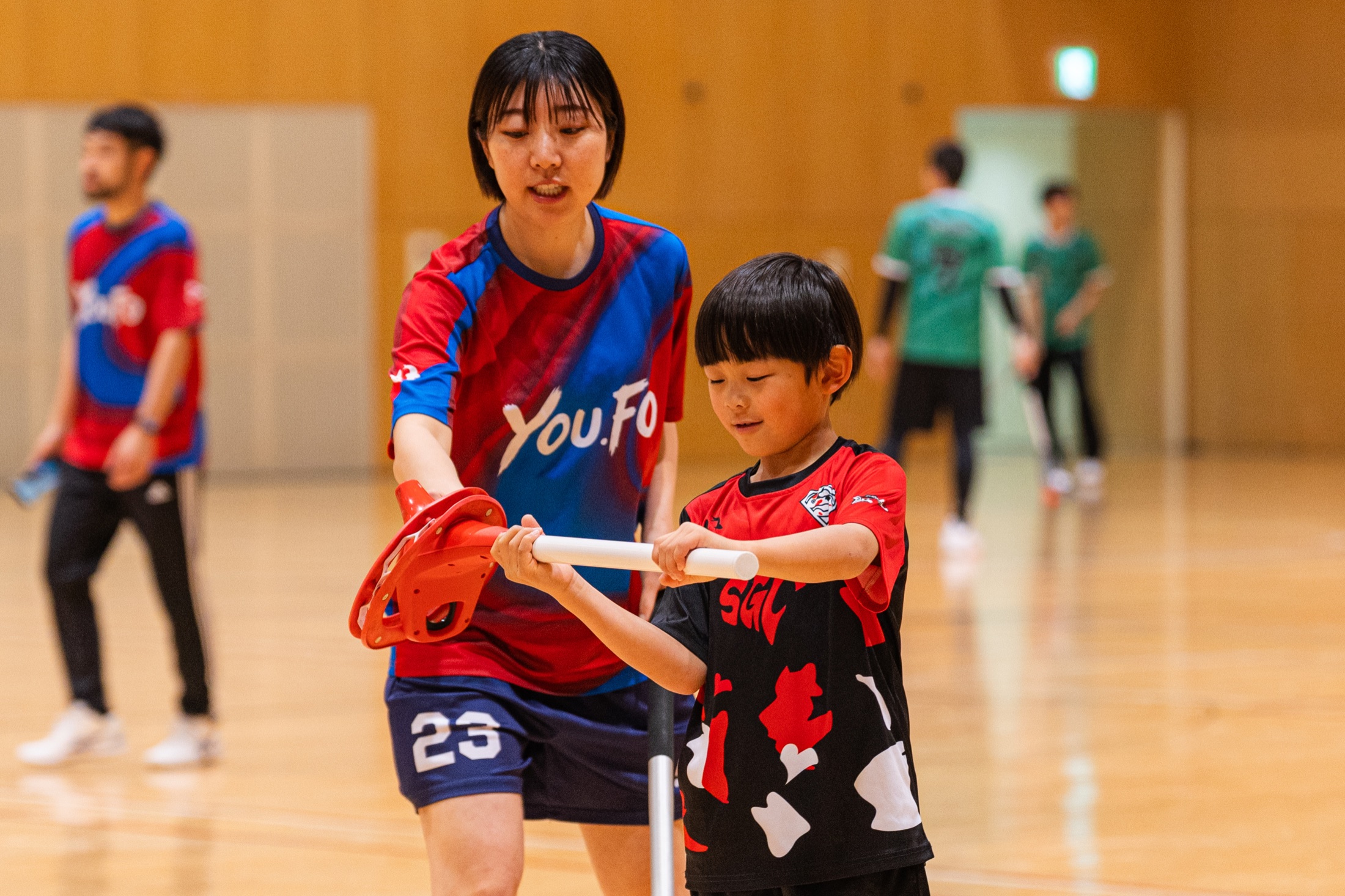 子どもにYOU.FOの投げ方を教える選手